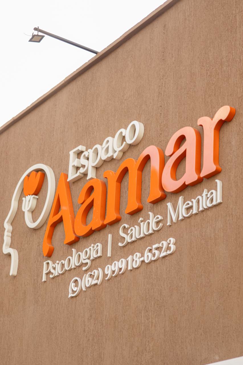 Fachada do Espaço Aamar, com a placa "Espaço Aamar, Psicologia, Saúde Mental".